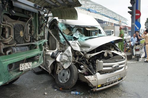 TP HCM: Xa lộ Hà Nội ùn tắc nhiều giờ sau vụ tai nạn giữa 2 ô tô