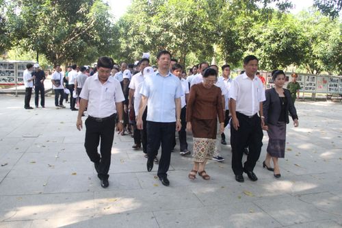 Đoàn đại biểu TANDTC hai nước Việt Nam – Lào dâng hương tưởng niệm Chủ tịch Hồ Chí Minh