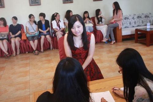 Đại gia chi tiền tỷ cho trung tâm môi giới để tìm vợ ngoan, ngây thơ