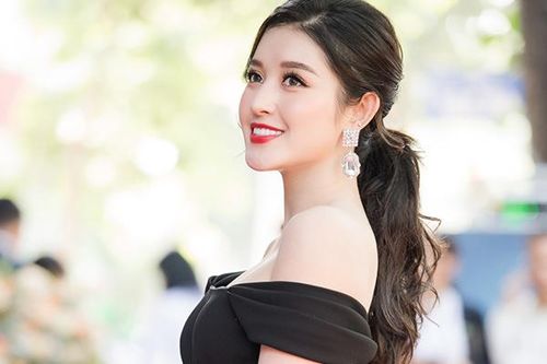 Huyền My váy trễ vai tươi tắn với mùa thu Hà Nội
