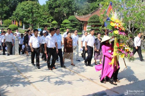 Đoàn đại biểu Tòa án Nhân dân tối cao 2 nước Việt Nam- Lào dâng hương tại Nam Đàn
