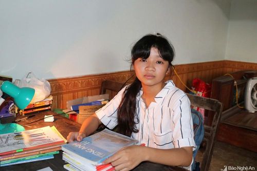 Nữ sinh mồ côi nuôi bà đau bệnh