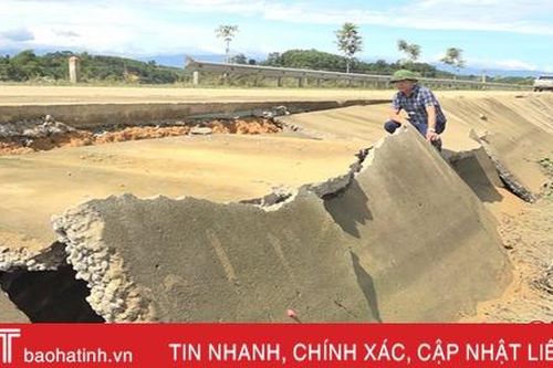 Lũ rút, nhiều tuyến đường hư hỏng nặng 'trồi' lên