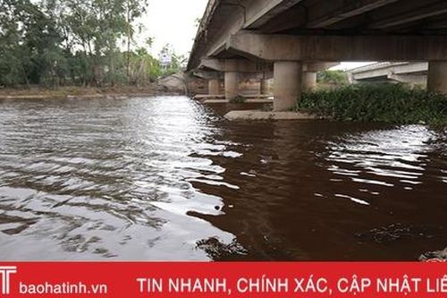 Nước sông Già chuyển màu, 4.000 hộ dân ở Hà Tĩnh thiếu nước sạch