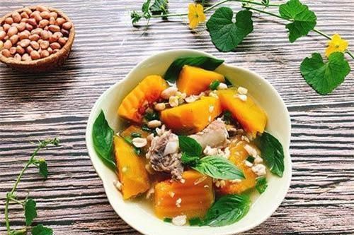 Canh bí đỏ nấu cùng lạc vừa ngon vừa bổ dưỡng