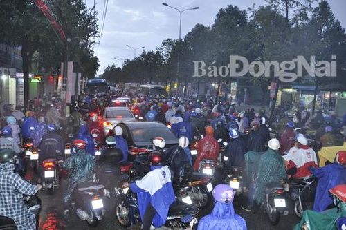 Mưa lớn, đường Nguyễn Ái Quốc, Đồng Khởi bị ngập, kẹt xe kéo dài