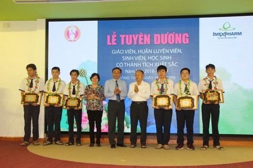 Tuyên dương, khen thưởng 1 tập thể và 120 cá nhân xuất sắc