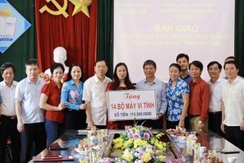 Trao 24 bộ máy tính cho thầy và trò huyện Lâm Thao