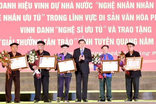 Trao tặng danh hiệu vinh dự Nhà nước và Giải thưởng Tân Trào