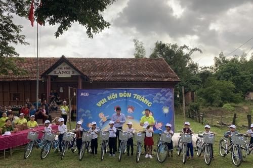 ACB tổ chức vui hội trăng rằm cho trẻ em có hoàn cảnh khó khăn