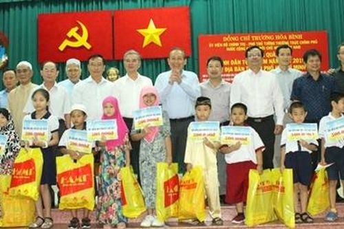 Phó Thủ tướng Thường trực Trương Hòa Bình tặng quà HS dân tộc Chăm nghèo hiếu học