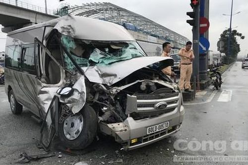 Hai ô tô tông nhau ở Sài Gòn, tài xế đổ lỗi cho nhau vượt đèn đỏ
