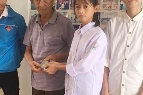 Khen thưởng nữ sinh trả lại 14 triệu đồng cho cụ ông đánh rơi