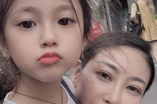 Mẹ con Hoa hậu Hà Kiều Anh khám phá chợ cá Tsukiji