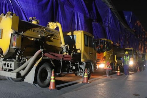 Trắng đêm hút bùn, tẩy độc hệ thống thoát nước quanh Công ty Rạng Đông
