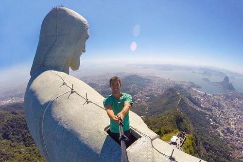 Liều lĩnh check-in trên đỉnh tượng Chúa Cứu thế ở Brazil