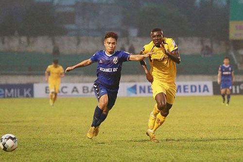 SLNA khiến B.Bình Dương thua sốc tại sân nhà