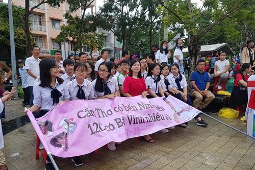 Sôi nổi điểm cầu Olympia Cần Thơ: Đội mưa cổ vũ Nguyễn Bá Vinh