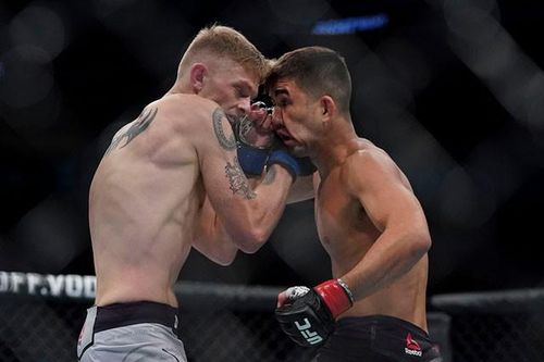 Võ sĩ UFC tung cú đấm 'búa tạ' khiến đối thủ biến dạng mặt