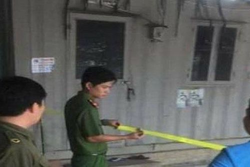 Chồng dùng xăng đốt vợ rồi tự thiêu mình trong container