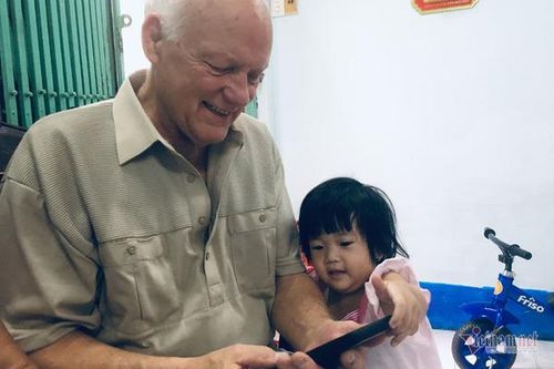 Cựu binh Mỹ thăm nhà mối tình đầu ở Đồng Nai, được người thân chào đón
