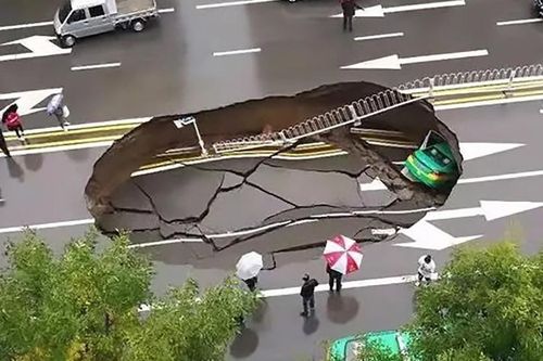 Ô tô đang chạy bất ngờ bị mặt đường 'nuốt chửng'