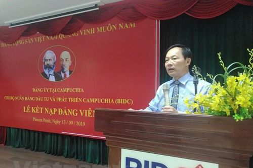 Phát triển đảng trong doanh nghiệp và lưu học sinh ở Campuchia