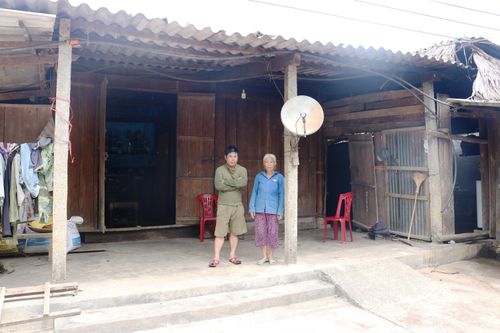 Mẹ già bất lực nhìn con quanh năm 'không mảnh vải che thân'