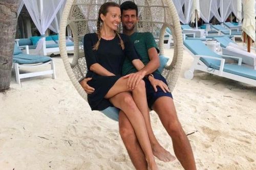 Bỏ cuộc giải Mỹ mở rộng, Djokovic ôm ấp cô vợ nóng bỏng trên bãi biển