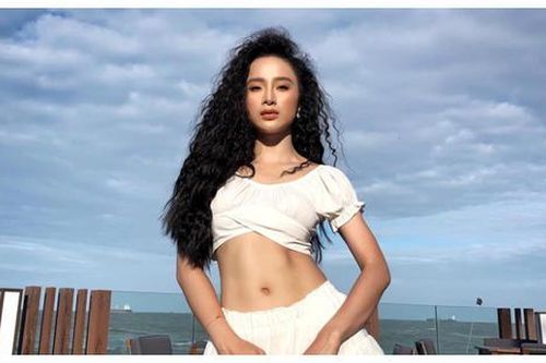 Chán khoe vòng 3 khủng, Angela Phương Trinh mặc áo croptop khoe cơ bụng hoành tráng