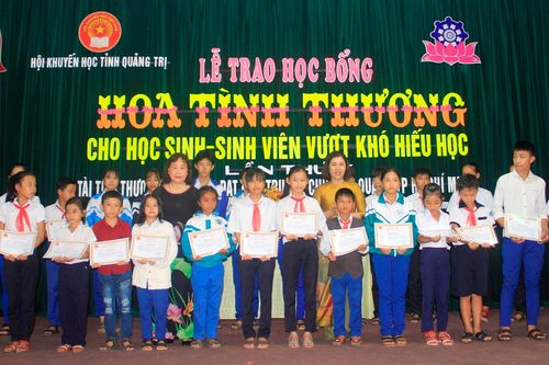 Trao học bổng 'Hoa tình thương' cho học sinh, sinh viên nghèo hiếu học