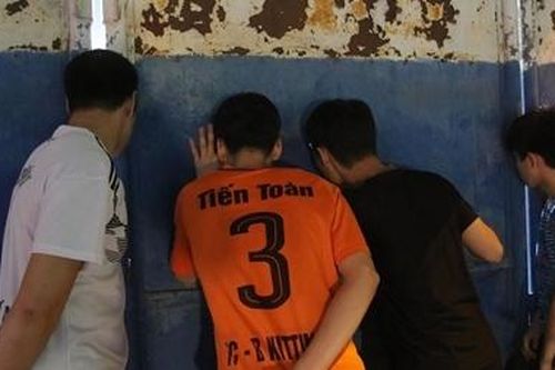 Sân Hàng Đẫy 'bị treo', CĐV nhòm khe cửa theo dõi trận đấu
