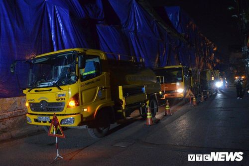 30 công nhân hút bùn xuyên đêm cạnh nhà máy Rạng Đông
