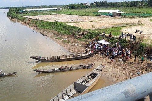 Cặp vợ chồng trẻ ôm con nhảy sông Thạch Hãn tự tử