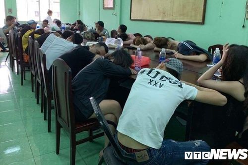 Đột kích quán bar lúc rạng sáng, phát hiện hơn 30 thanh niên nam nữ phê ma túy