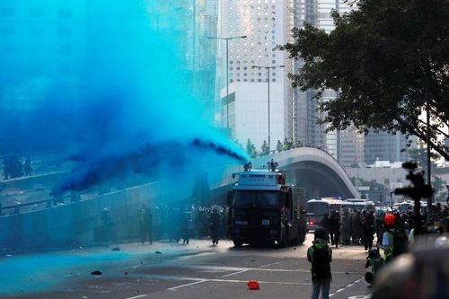Cảnh sát Hong Kong phun vòi rồng, bắn hơi cay vào người biểu tình