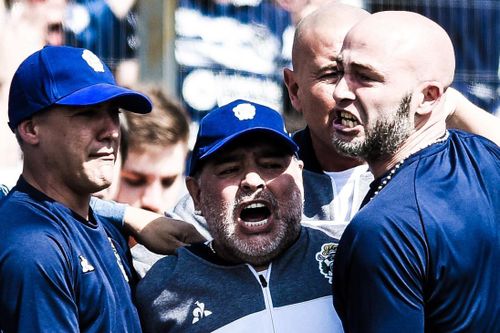 Maradona tố đối thủ thắng bẩn sau khi thua trận ra mắt