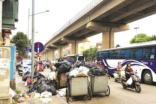 Tập kết rác cản trở giao thông trên đường Trần Phú (Hà Đông)