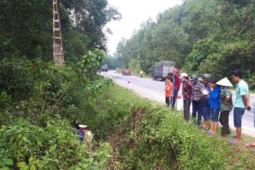 Hà Tĩnh: Phát hiện người đàn ông tử vong cùng xe máy dưới mương nước