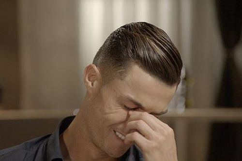 Cristiano Ronaldo bật khóc nức nở trên truyền hình khi nói về cha