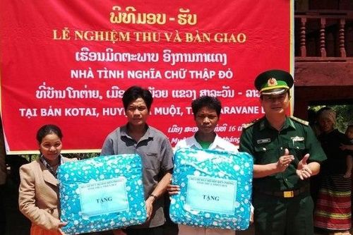 Bàn giao hai nhà tình nghĩa tặng người dân Lào