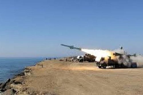 Máy bay không người lái, tên lửa Iran bay qua các tàu chiến Mỹ ở Kuwaiti