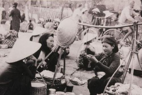 Một Hà Nội thân thương qua triển lãm 'Gánh hàng rong và những tiếng rao trên đường phố Hà Nội'