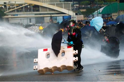 Cảnh sát Hong Kong dùng hơi cay trấn áp người biểu tình