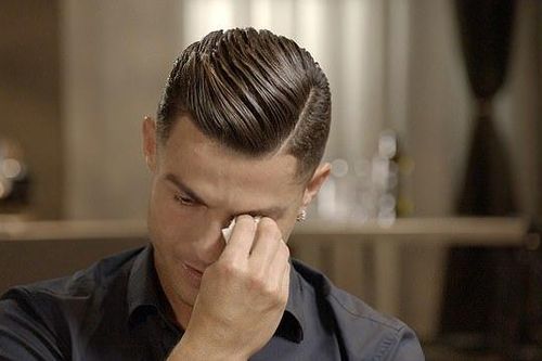 Ronaldo vỡ òa trong nước mắt ngay trên sóng truyền hình