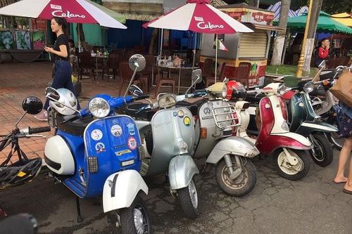 Ngắm loạt Vespa 60 năm tuổi, Honda Super Cub cổ tuyệt đẹp ở Sài Gòn