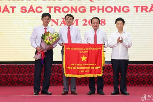 Chính phủ tặng Đảng ủy Khối Các cơ quan tỉnh Nghệ An Cờ thi đua