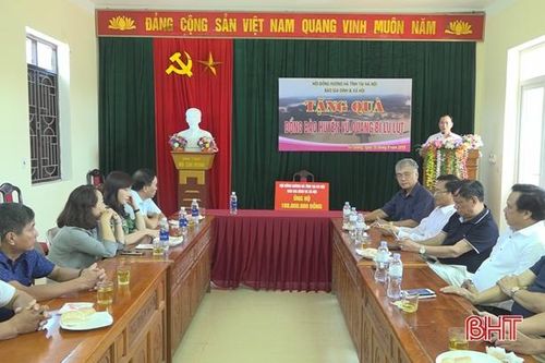 Trao 100 triệu đồng hỗ trợ đồng bào vùng lũ Vũ Quang