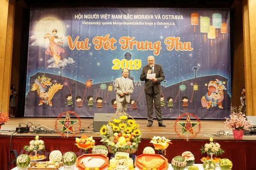 Thủ tướng Séc gửi thư chúc mừng thiếu nhi người Việt dịp Trung Thu