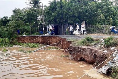 Sông Hậu sạt lở, 'ngoạm' 1/2 mặt đường với chiều dài khoảng 10m